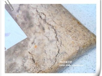 step2: 將消化餅乾放進拉鏈袋裡，用桿麵棍壓碎