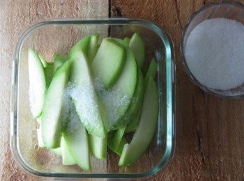 step3: 加入細冰糖拌勻後放入密封盒後放入冰箱冷藏約1天即可食用，可依青芒果熟度與酸度調整糖甜度的份量。