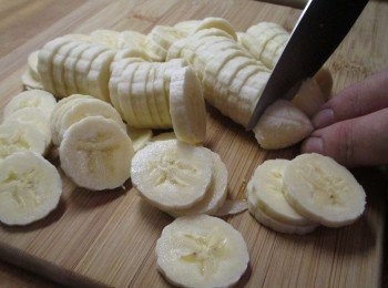 step1: 主角香蕉通通切塊。