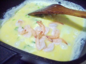 step4: 蛋液約呈半熟狀態時ˊ將蝦子回鍋ˊ然後再略為拌炒一下即可