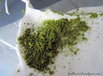step4: 将打发好的蛋白分成两粉。一份加入绿茶粉。