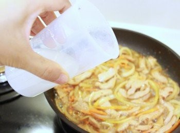 step5: 加入<span class="group_4">勾芡</span>粉水。