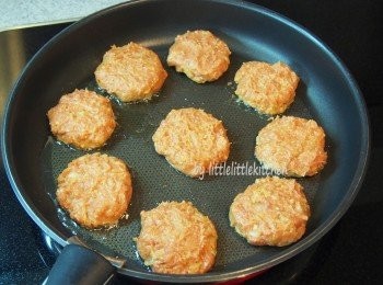 step1: 免治肉用調味料拌勻，加入切碎的泡菜，搓成肉餅狀