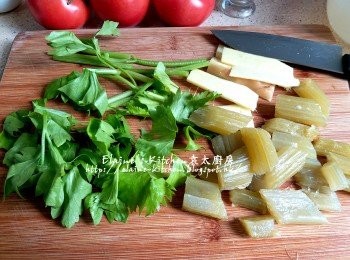 step1: 薑去皮切片 , 芹菜莖切段 , 湯渣中的西芹切細件