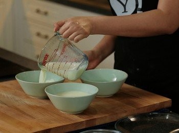 step5: 將己降溫到85度左右既奶倒入已調好味既薑汁碗內