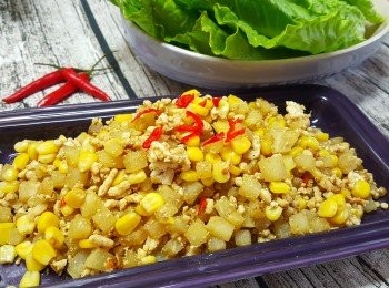 step5: 最後，用生菜包入雞肉餡料成生菜包即可。