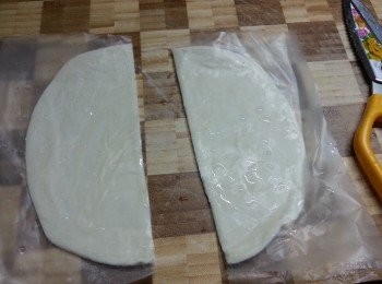 step3: 酥皮於冰箱取出室溫待溶解軟身,再將酥皮剪開一半(酥皮不要溶太長時間,否則太軟難控制,只要可以卷到就可以)