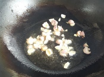 step4: 大火燒熱油鑊，放入紅蔥頭炒香。