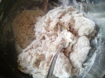 step2: 另一個碗，將所有材料混合拌勻，再加入酵母