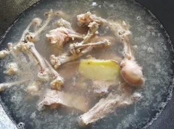 step4: 將豬骨，雞骨用薑片出水