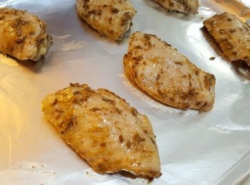 step6: 將<a href="https://bit.ly/3zHU5V3" target="_blank" data-keyword="雞翼" class="guide-link"><strong>雞翼</strong></a> <span style="display:inline-block;vertical-align:middle;margin-top:-3px;color:initial;border-radius:3px;padding:2px 3px;font-size:12px;line-height:14px;background:#87d300;color:#fff;">即買</span> 放入爐中。