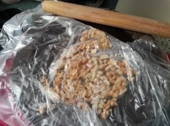 step5: 花生待凍後用食物袋裝起,用麵棍略為拍碎(不用太碎,否則沒有口感)