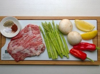 step1: 準備<span class="group_1">食材</span>，將黑胡椒粉及匈牙利紅椒粉均勻撒在霜降肉上(兩面皆要)。蘑菇切片。