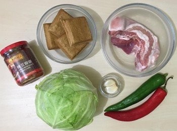 step1: 做法 
準備材料豆干切片紅，青椒去籽切片