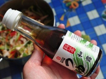 step6: 將所有調味及龜甲萬料亭和露(昆布香菇)適量的加入鍋中，均勻拌攪