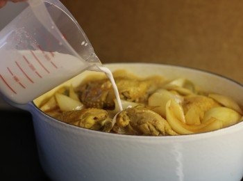 step6: 把炒香的洋蔥回鍋及放椰汁，煮滾即可