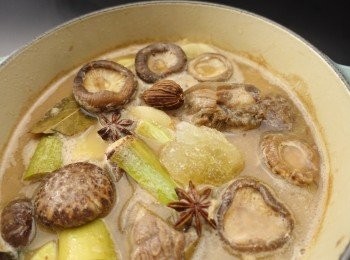 step8: 最後加入冰糖及冬菇，再轉中小火煮20-30分鐘，直到羊腩變得軟嫩。