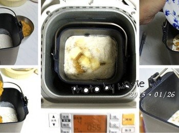 step2: 把所有材料全倒入麵包機容器內
選擇麵包機《Mode4-速成吐司》模式
烤色設定為《標準》，按下《開始》鍵啟動麵包機

這次一樣採用中途取出麵糰的方式
而且試著迅速簡單地包餡後再送回麵糰
繼續麵包機本身的行程到底