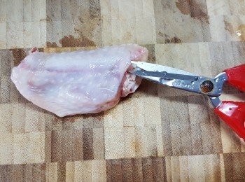 step1: 先將<a href="https://bit.ly/3zHU5V3" target="_blank" data-keyword="雞翼" class="guide-link"><strong>雞翼</strong></a> <span style="display:inline-block;vertical-align:middle;margin-top:-3px;color:initial;border-radius:3px;padding:2px 3px;font-size:12px;line-height:14px;background:#87d300;color:#fff;">即買</span> 解凍後，於闊身那邊用較剪於骨位剪去痴住骨的根部份