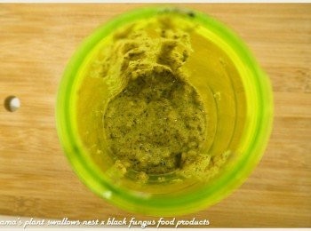 step3: 撕開黑木耳米布丁的封膜，將內容物直接倒入果汁機中。