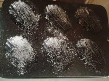 step3: 在瑪德蓮模具內塗一層薄薄的牛油，然後塗灑上一層麵粉，倒出多餘的粉