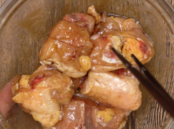 step2: 雞件擦乾水，加入<span class="group_2">醃料</span>拌勻，醃20分鐘。 