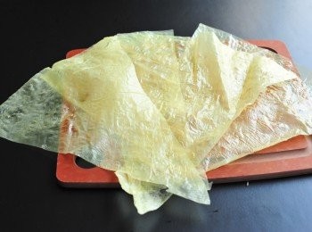 step1: 圓形腐皮1.5塊，一塊剪成八等份，剪去在旁的厚邊