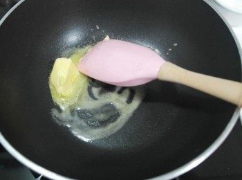 step4: 電鍋約煮30-40分鐘時我們開始煮<span class="group_2">白醬</span>吧!!於鍋中倒入奶油煮至溶化~~