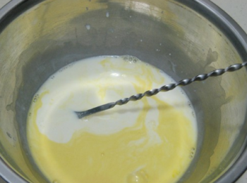 step6: 放涼後，加入兩個雞蛋黃，攪拌均勻，再倒入牛奶，混合均勻，就是布丁液啦~