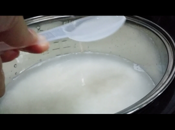 step2: 米洗淨倒入電飯煲，加水至相關水位標記後，取出6湯匙水， 以備肉碎有肉汁流出。
Clean the uncooked rice and put it into rice cooker.  Add water to the related mark,  then take away 6 tablespoons of water as the meat is juicy.