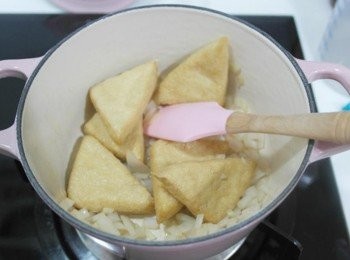 step2: 香氣出來後加入油豆腐一起拌炒!!讓油豆腐吸附洋蔥的香氣~~~