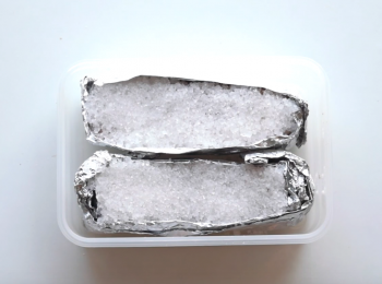 step8: 粗鹽加入少許水拌勻，烤之前均勻鋪在豬皮上，連同鋁箔紙放進烤箱200度烤30分鐘