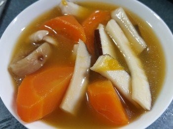 step4: 將所有湯料加約4000g食用開水用大火煮滾,再轉細火煮2個半鐘,落鹽調味即可