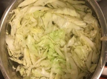 step1: 椰菜先切絲，洗淨瀝乾水，肉碎用鹽和胡椒粉醃半小時。粟米瀝乾水備用