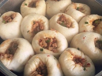 step7: 用勺子把饅頭中間挖個孔，把拌好的菜塞到裡面，就大功告成了！