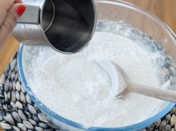 step2: 將150克的糯米粉，沾米粉和糖拌勻，然後下暖水拌勻至沒有粉粒，再下香蕉油拌勻