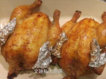 step10: 略為攤凍後,將雞一開二。