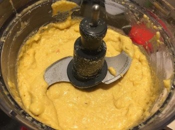 step4: 再加入蛋，攪拌大約1分鐘。
最後加入杏仁粉、鹽、泡打粉，攪拌均勻。