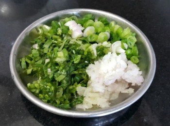 step3: 蔥，芫茜，乾蔥須切碎
