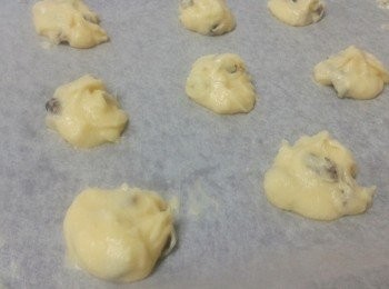 step4: 在烘焙紙上，下約一茶匙的粉漿。放入烤箱160度C焗10分鐘，至周邊呈咖啡色，中間是白色的即成！