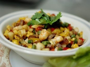 step3: 享用時將雜錦粒放在生菜上包好，可沾辣醬