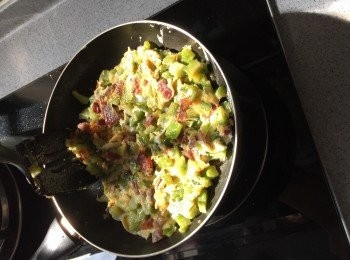 step6: 倒入蛋漿慢火煮2分鐘後翻到另一邊，再煎至熟透即可。