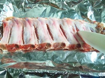 step1: 將豬肋排解凍,洗淨用廚紙抹乾水份，之後在骨與骨的中間，有肉的地方用刀割開少少