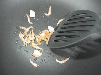 step1: 鍋中倒入少許油~~放入蒜片炒香後加入櫻花蝦炒香!!!接著盛出備用^^