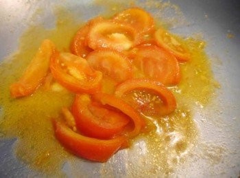 step4: *另熱油鍋清炒番茄，直至香氣以及茄紅素出現(橘粉色的汁)。