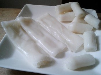 step4: 享用時可淋上醬油，又或用平底鍋煎腸粉，沾麻醬及甜醬(海鮮醬)即成！