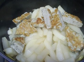 step4: 加入鹽和魚鬆繼煮2分鐘，試味後即成。