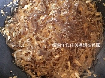 step13: 將浸軟粉絲煮諗炒香至收汁