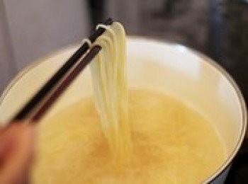 step2: 燒水，煮意大利面，在煮麵的同時，另起一鍋