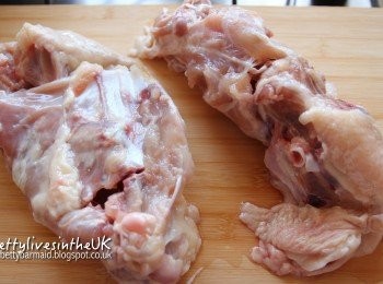 step1: 先把雞骨拿來洗乾淨，去除所有血塊，這樣滴出來的雞精才會清澈不會帶血。